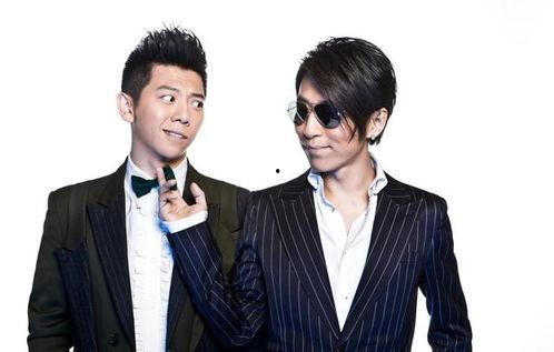 娱乐圈中两个男人吃瓜,是友情升温还是另有隐情?