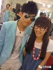 娱乐圈中两个男人吃瓜,是友情升温还是另有隐情?